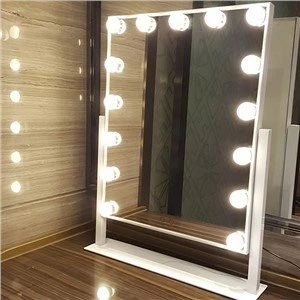 Devorga o'rnatilgan Gollivud Vanity Mirror